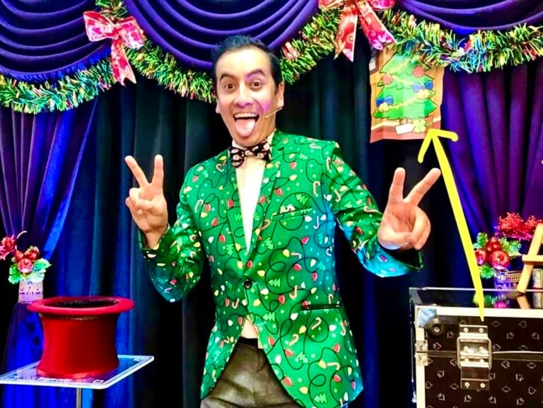 Lee más sobre el artículo El Mago Alex después de presentar el Christmas Tree Restored